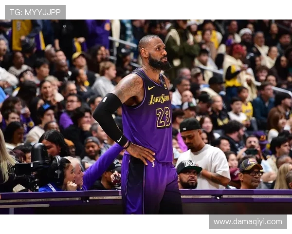 火箭与湖人对决詹姆斯精彩集锦回顾与赛季亮点分析
