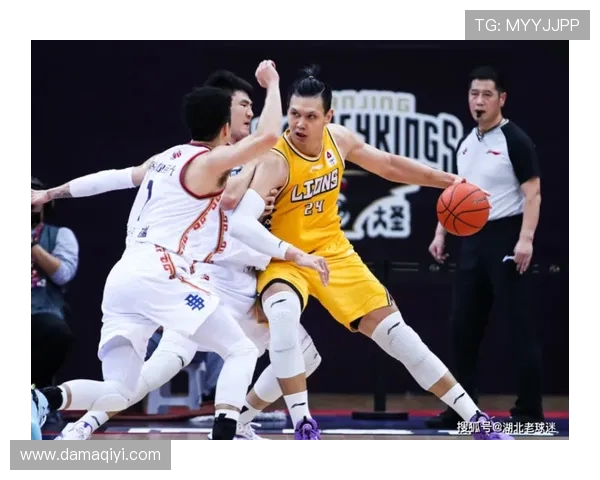 南京篮球队以63分高居锦标赛积分榜首位展现强劲实力 南京篮球队以63分高居锦标赛积分榜首位展现强劲实力